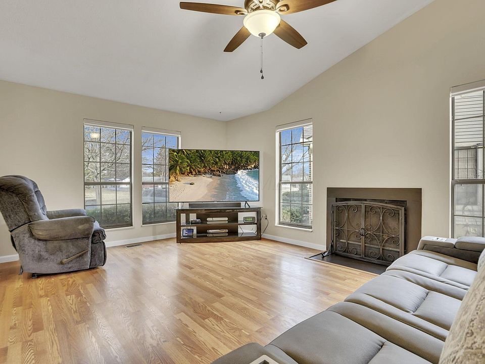 1st image of 913 Crofton Pl