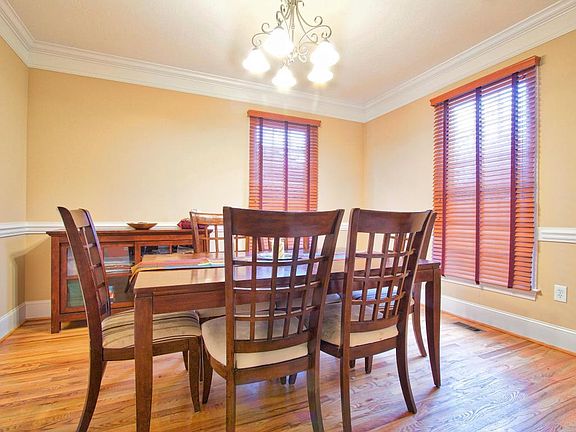 5th image of 1709 Honeysuckle Dr