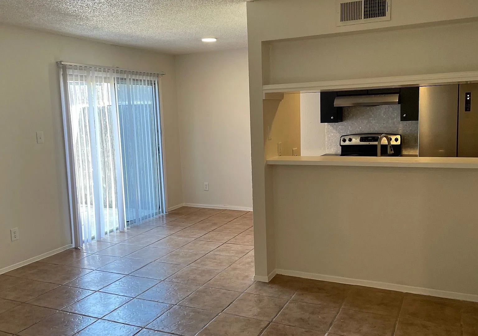 Great 2 Bed/ 1 Bath With Easy Access to 183/290 and 35 — Photo 3