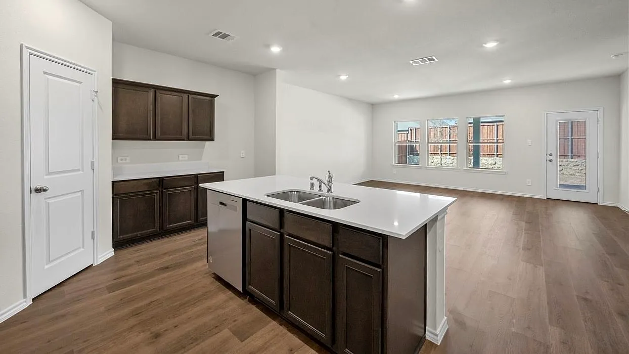 4 bed, 2482 sqft, $2,600 — Photo 3