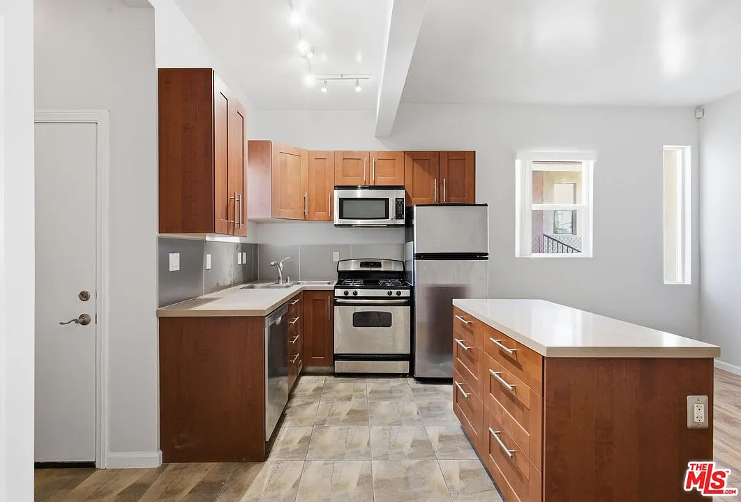 1 bed, 1.0 bath, $2,350 — Photo 4