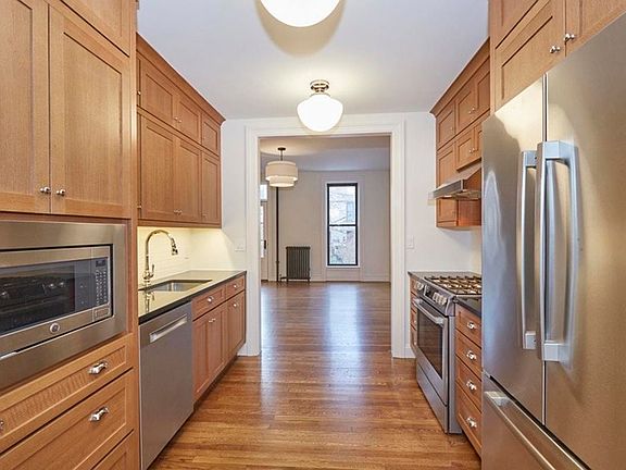 4th image of 647 Carroll St #1