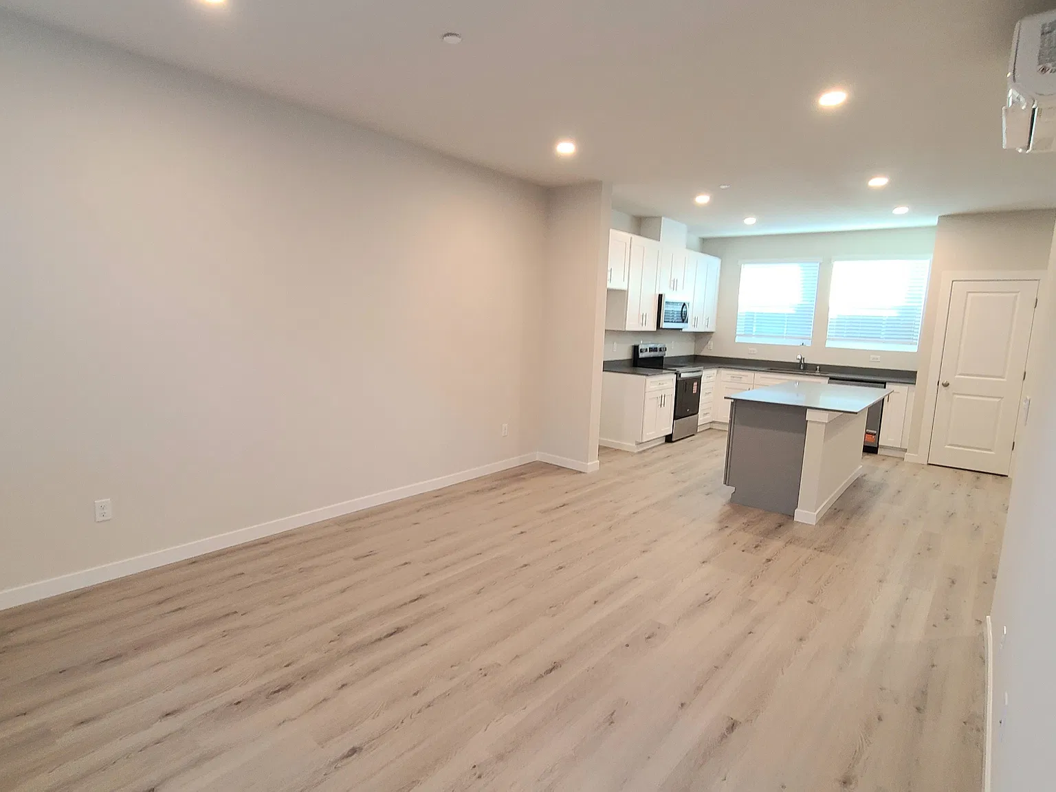 3 bed, 1456 sqft, $2,950 — Photo 2