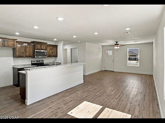 4th image of 802 N Walker St