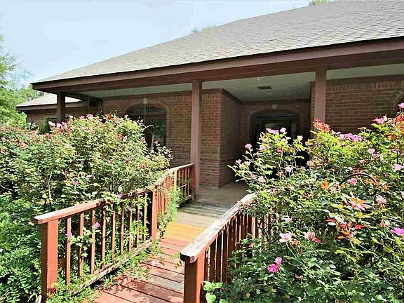 4th image of 780 Seward Dr