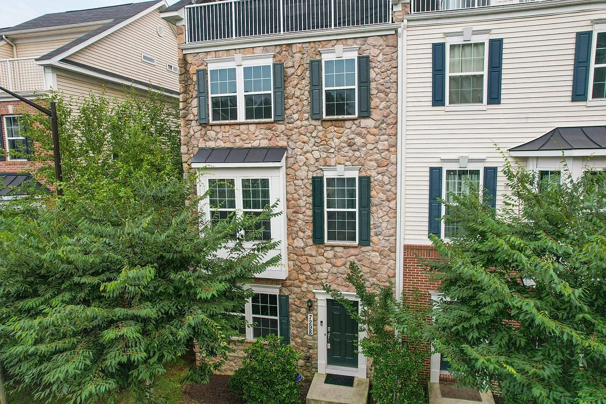 3 bed, 4.0 bath, 2284 sqft, $3,500 — Photo 1