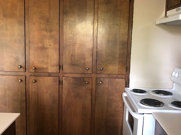 Lots of cabinet space in the kitchen!