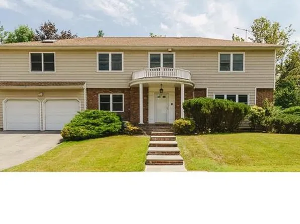 36 Country Club Rd, Pelham, NY 10803