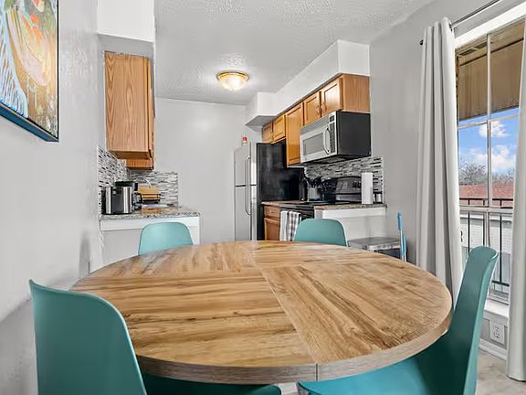5th image of 521 Hopkins St APT D