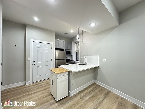 2nd image of 434 W Belden Ave #M07r