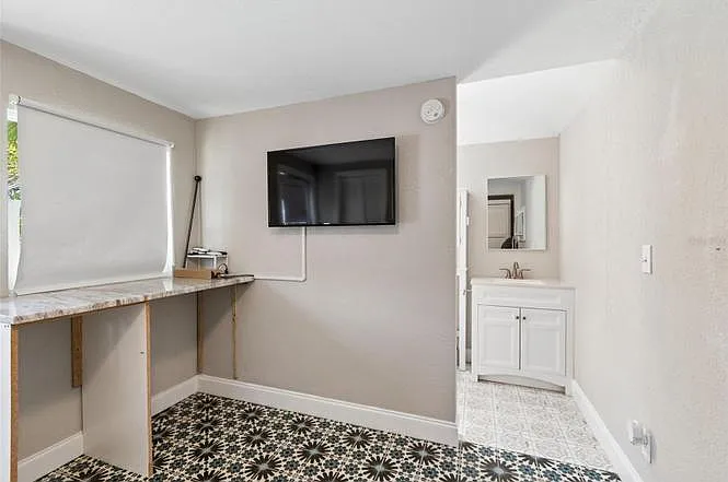 310 E Paris St — Photo 16