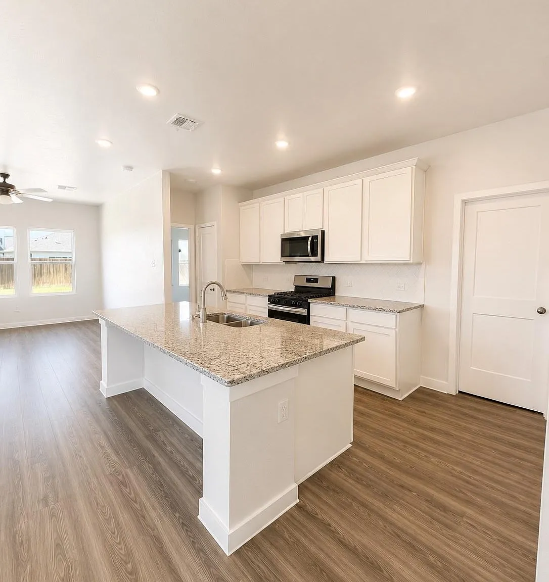 4 bed, 2.5 bath, 1785 sqft, $2,000 — Photo 2