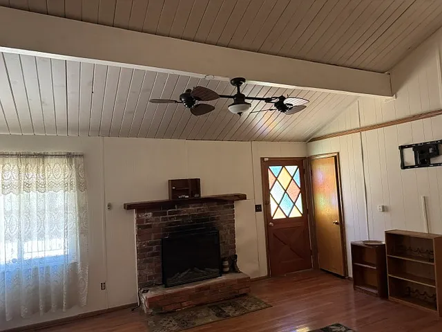 FAMILY ROOM WITH DECO FANS