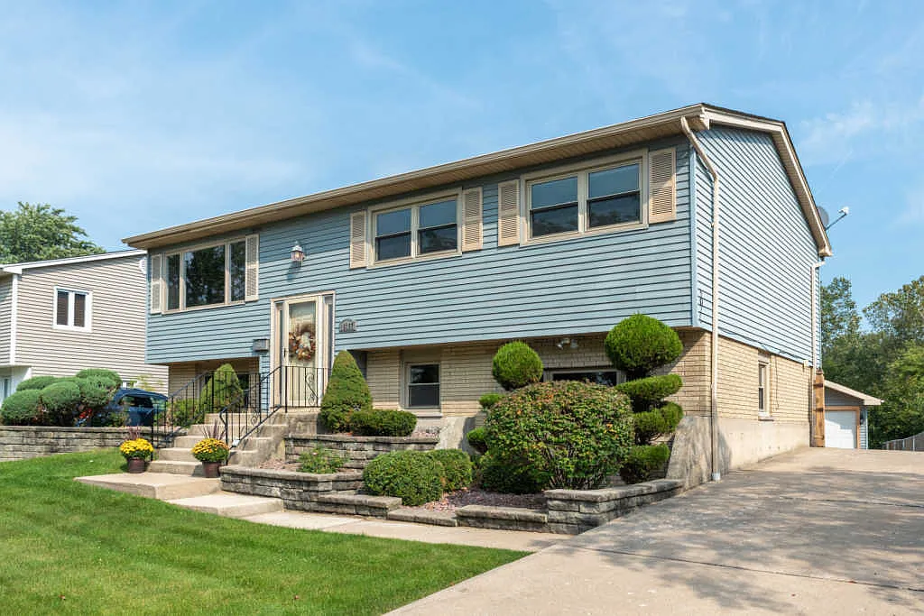 16357 Olcott Ave photo 1