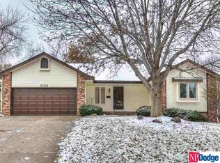 1124 Surrey Rd, Papillion, NE 68046