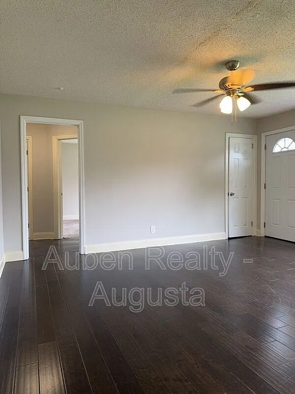 3 bed, 1.0 bath, 1560 sqft, $1,150 — Photo 3