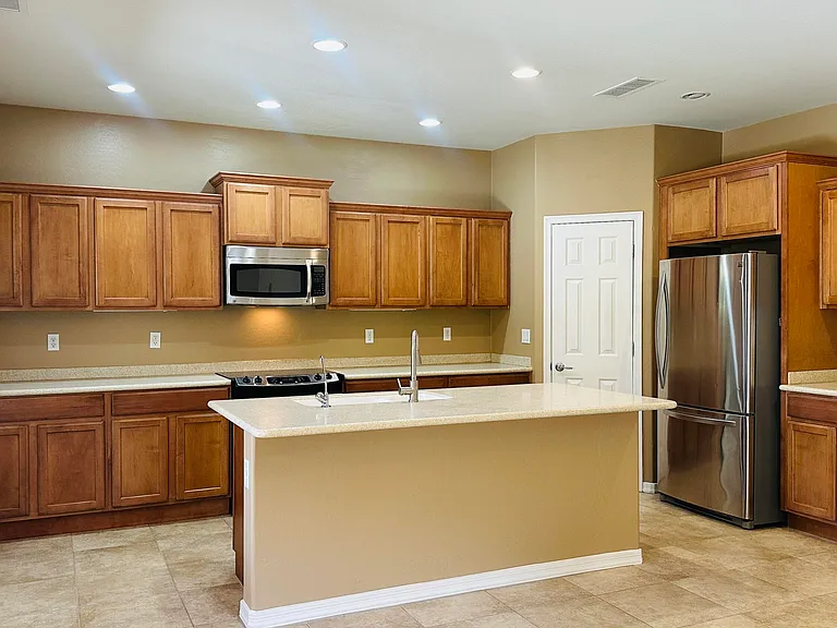 2138 W Marconi Ave — Photo 1