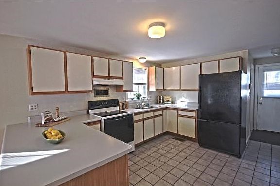 Fully Applianced Kitchen