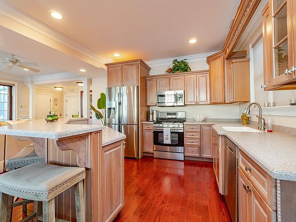 5th image of 913 Saint Charles Pl APT 1
