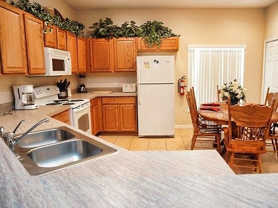 Kitchen and Breakfast Bar