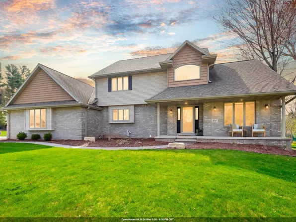 377 Riverwood Ln, Green Bay, WI 54313