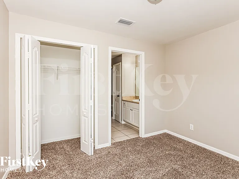 1141 Ebert St E — Photo 16