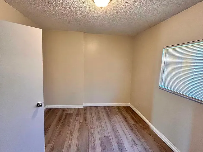 7642 Vineland Ave — Photo 11