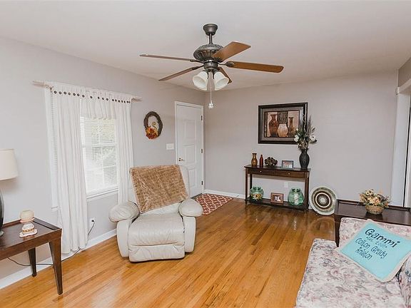 5th image of 751 Crittenden Cir