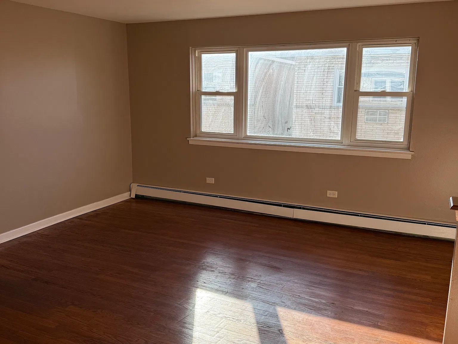 1 bed, 900 sqft, $1,150 — Photo 3