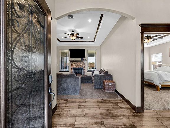 4th image of 321 NE Mountain Meadow Dr