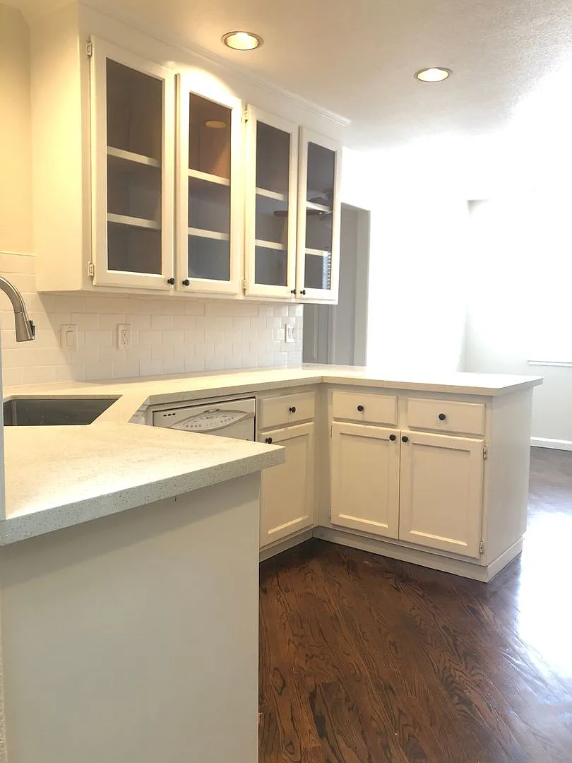 Beautiful Home in Desirable Neighborhood * Tour Today* — Photo 3