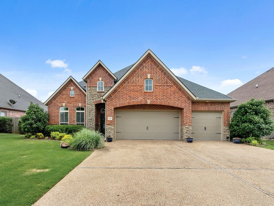 1st image of 1407 SW Wisteria Ave