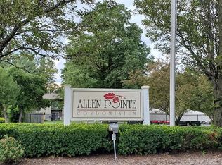 10065 Allen Pointe Dr, Allen Park, MI 48101