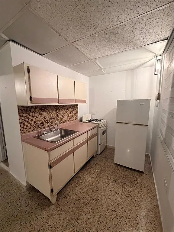 2 bed, 1.0 bath, 400 sqft, $975 — Photo 2