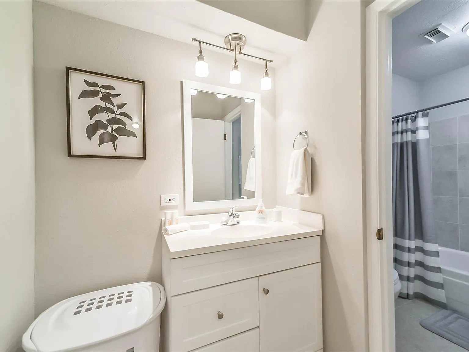 2 bed, 1.5 bath, 1088 sqft, $1,800 — Photo 2