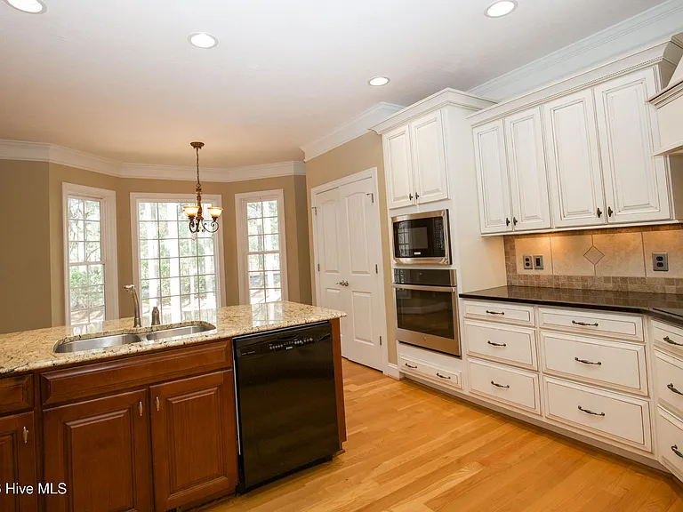16 Montrose Ct — Photo 37