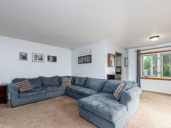 3rd image of 608 Willow Ln