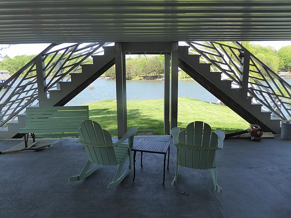 870 sq ft covered patio