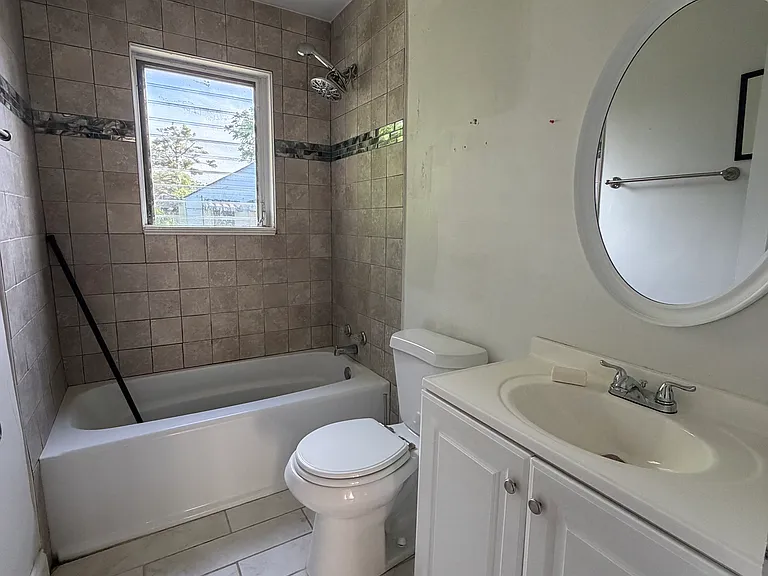 834 Seymour Ave — Photo 6