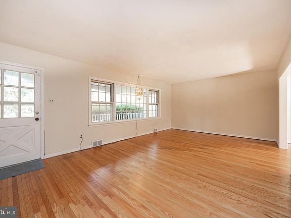 3rd image of 11 Ivy Ln