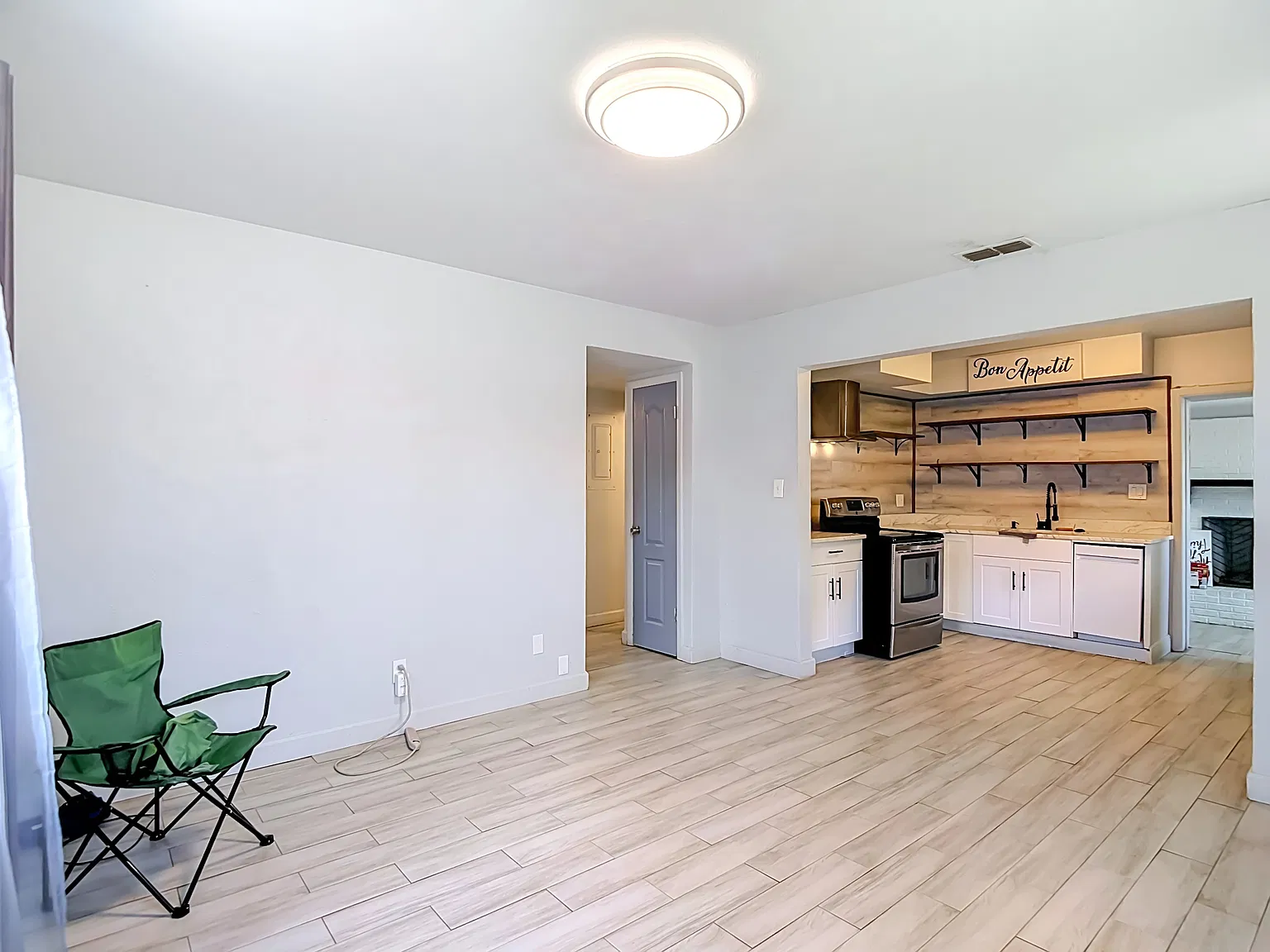 3 bed, 1602 sqft, $2,400 — Photo 3