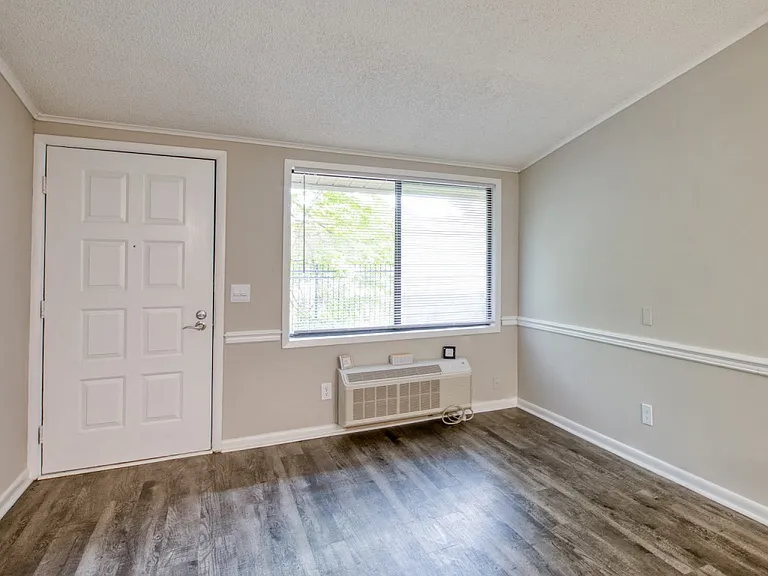 Sea Pines Apartments — Photo 10