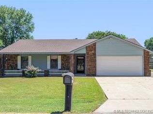 9488 E Mulberry Ln, Claremore, OK 74019