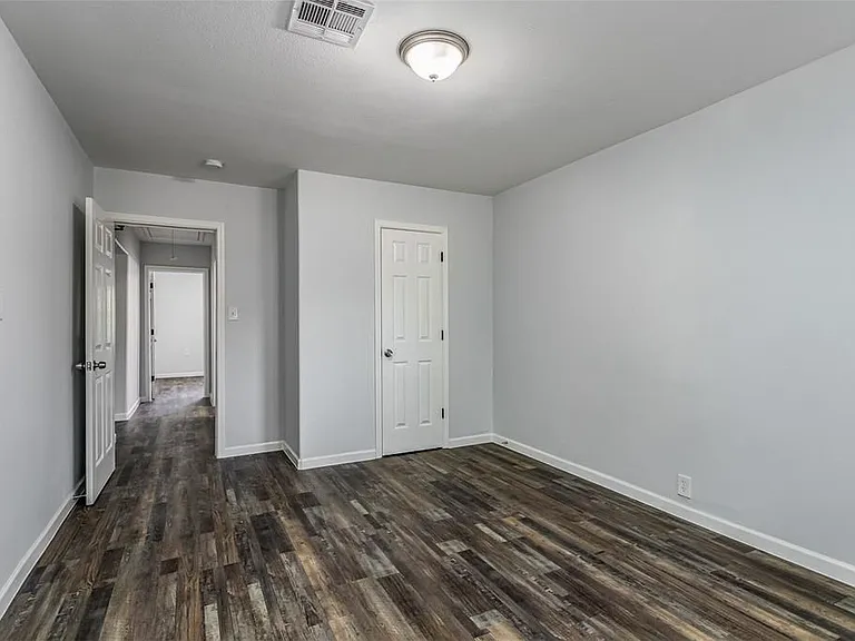 219 W Adoue St — Photo 8