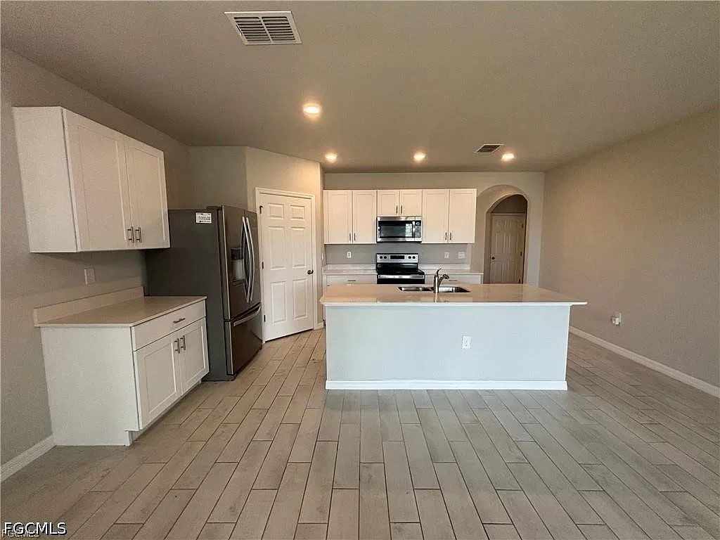 4 bed, 2.0 bath, 1848 sqft, $2,200 — Photo 4