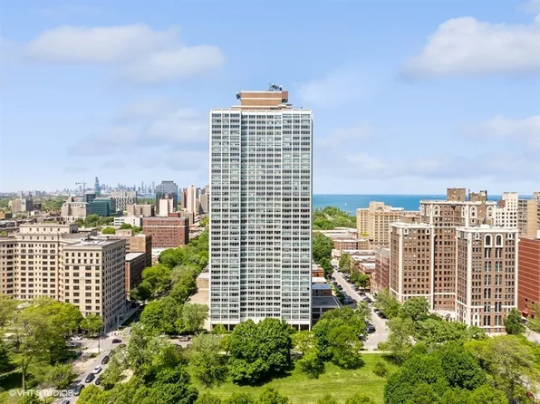 1700 E 56th St APT 1001, Chicago, IL 60637