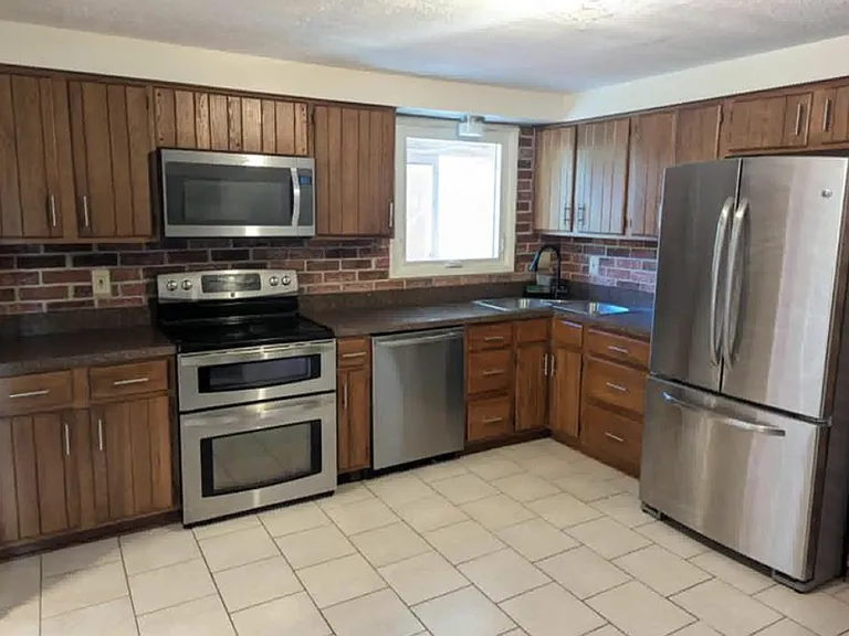 120 Scottsdale Dr — Photo 2