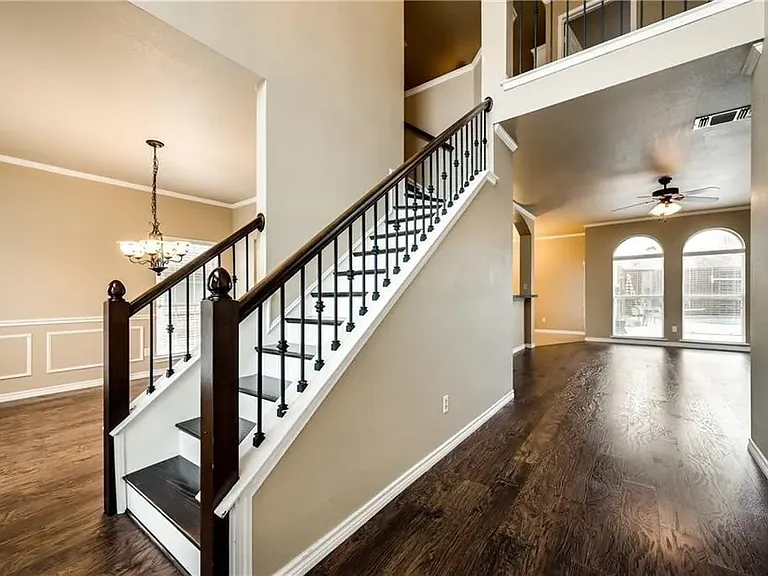 1504 Country Ln — Photo 5