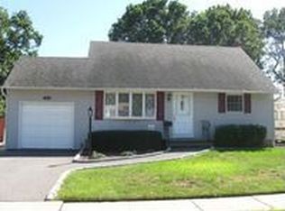 138 N Queens Ave, Massapequa, NY 11758