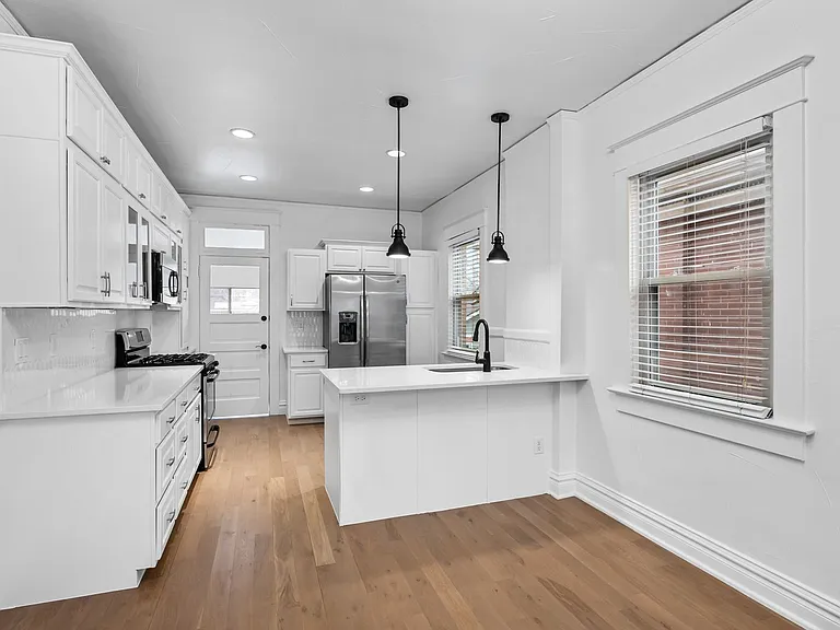 569 S Pearl St — Photo 9